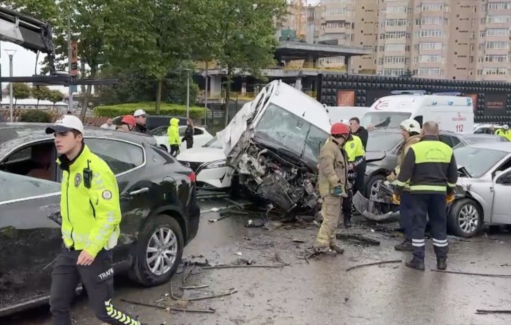 Beşiktaş'ta 7 aracın karıştığı zincirleme kaza meydana geldi