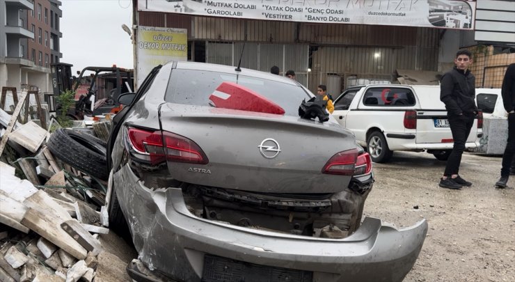 Düzce'de iş yerinin önündeki mermerlere çarpan otomobilin sürücüsü yaralandı