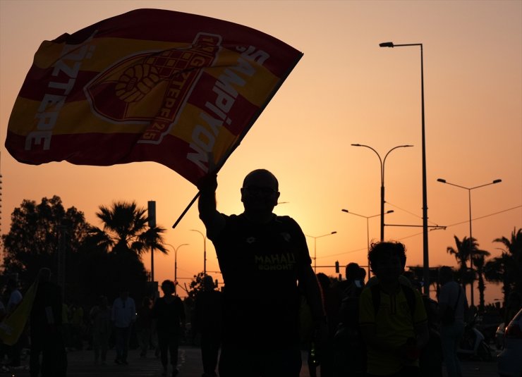 Göztepe taraftarı, Süper Lig kutlamasına stat dışında da devam etti