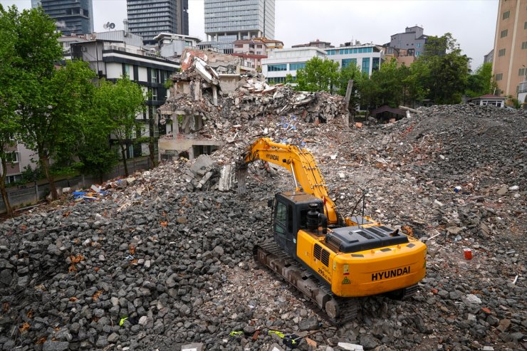 İstanbul Emniyet Müdürlüğünün yarım asırlık "birinci şube" binası yıkılıyor