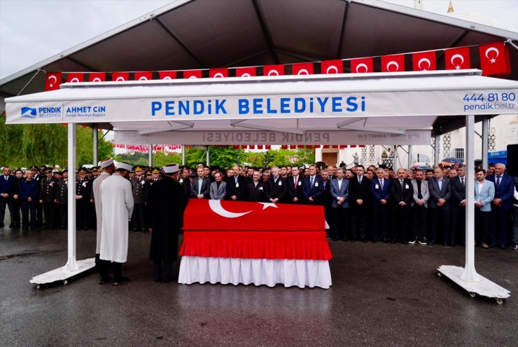 Şehit Komiser Gökhan Özer'in cenazesi İstanbul'da toprağa verildi