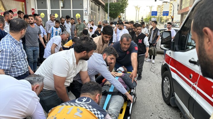 Adıyaman'da otomobil ile motosikletin çarpıştığı kazada 3 kişi yaralandı