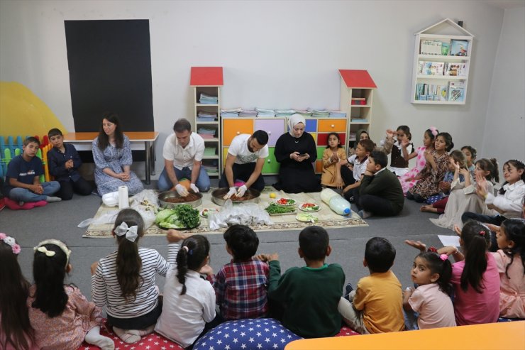 Batman'daki köy okulunda öğretmenler, öğrencileri için çiğ köfte yoğurdu, türkü söyledi