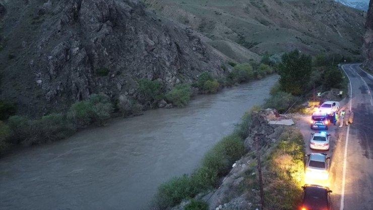 Erzincan’da Karasu Nehri’ne devrilen aracın sürücüsü yüzerek kurtuldu