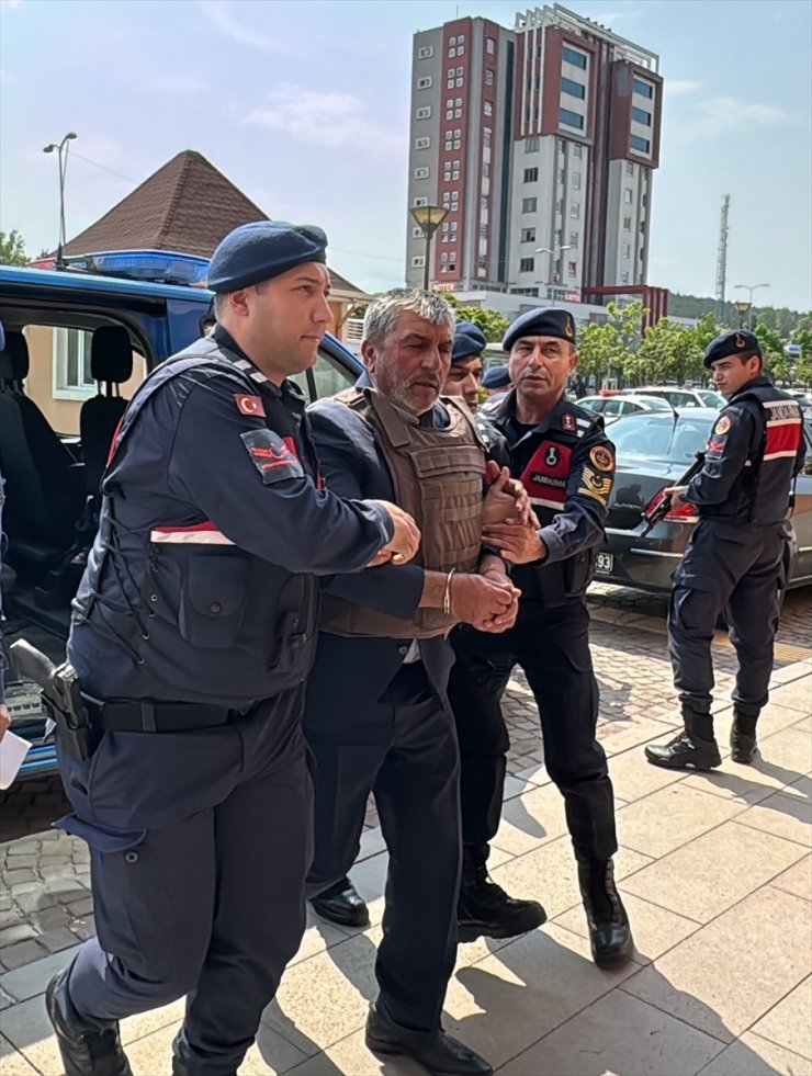 Kastamonu'da köy muhtarını tüfekle öldüren zanlı adliyede