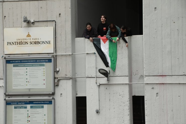 Paris'te üniversite öğrencileri "Gazze'deki soykırım dursun" çağrısıyla kampüste eylem başlattı