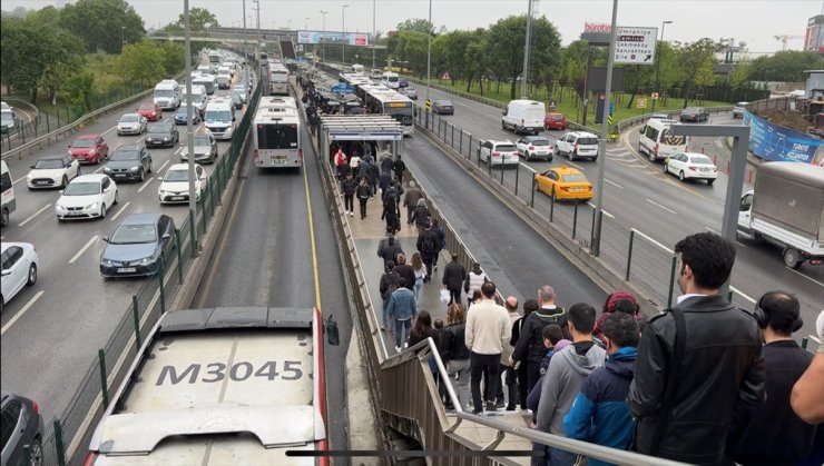 İstanbul'da haftanın ilk iş gününde trafik yoğunluğu yaşanıyor