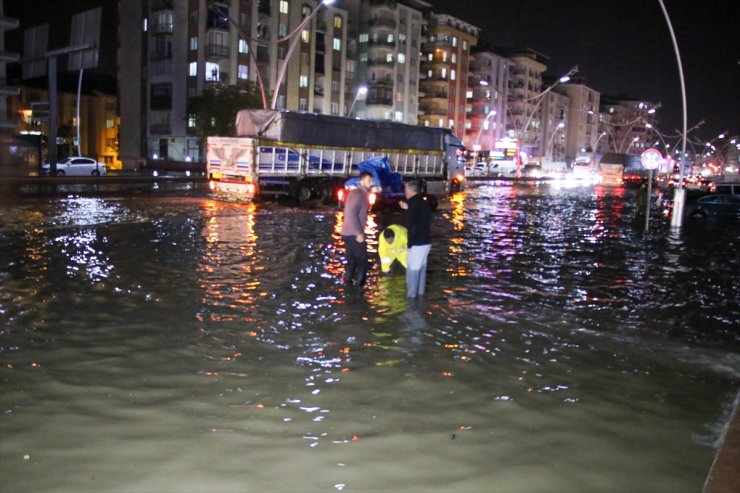 Uşak'ta sağanak ve dolu etkili oldu