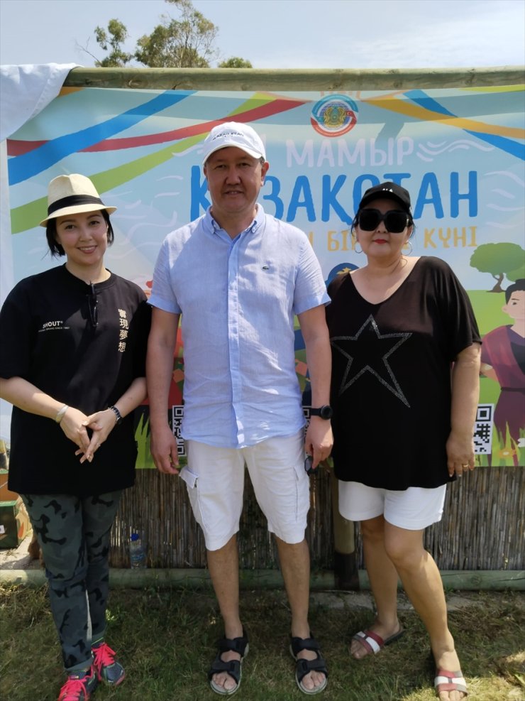 Antalya'da yaşayan Kazaklar, 1 Mayıs'ı atık toplayarak kutladı