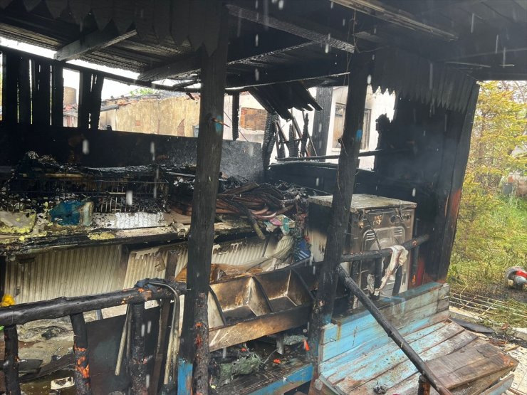 Burdur'da çıkan yangında ev ve otomobil zarar gördü