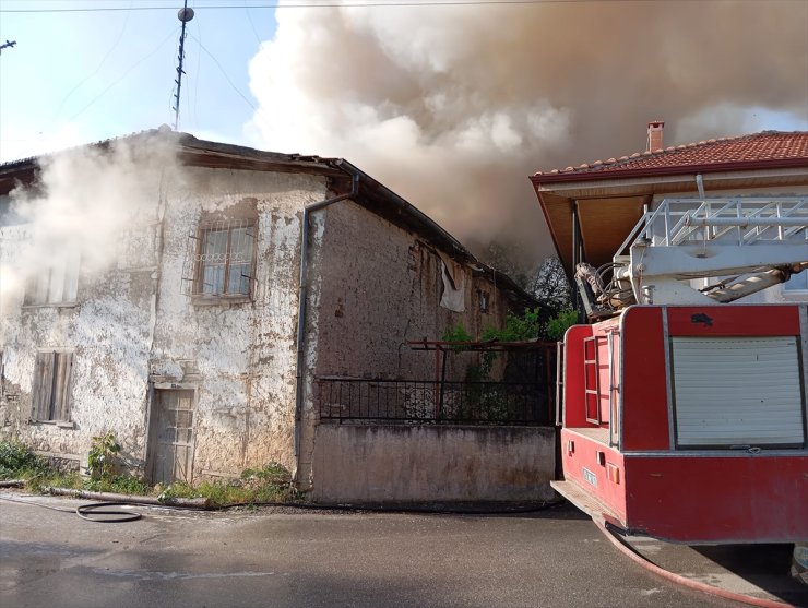Burdur'da depoda başlayan ve iki eve sıçrayan yangın söndürüldü