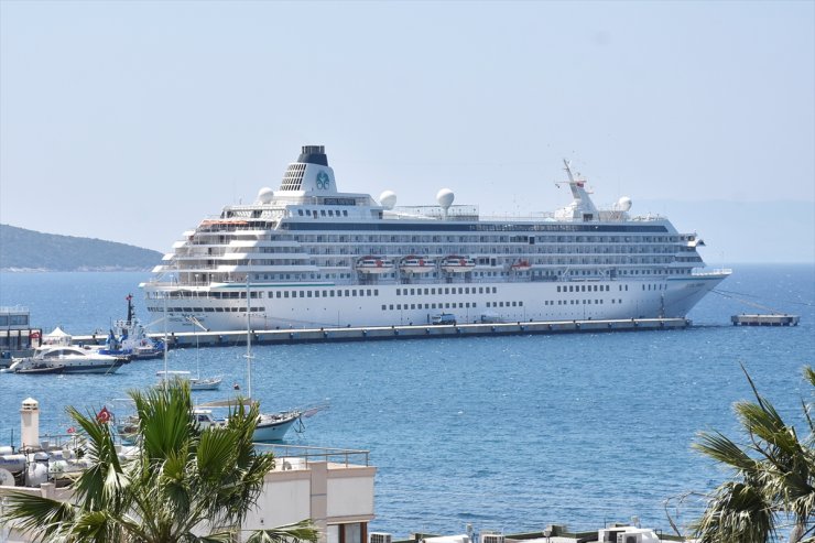 "Crystal Symphony" ilk seferinde Bodrum'a 275 yolcu getirdi