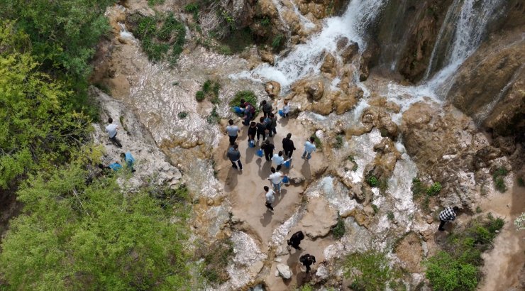 Erzincan'da üniversite öğrencileri, manevi rehberlerle Girlevik Şelalesi çevresini temizledi