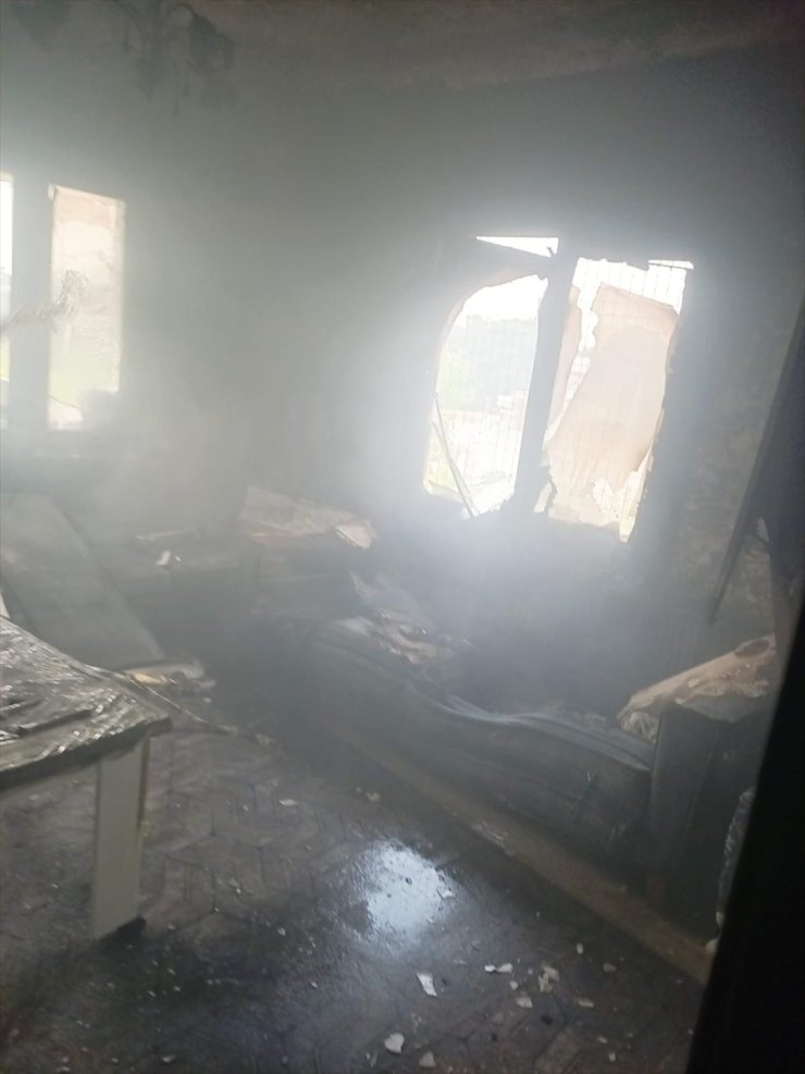 Hatay'da evde çıkan yangında bir kişi dumandan etkilendi
