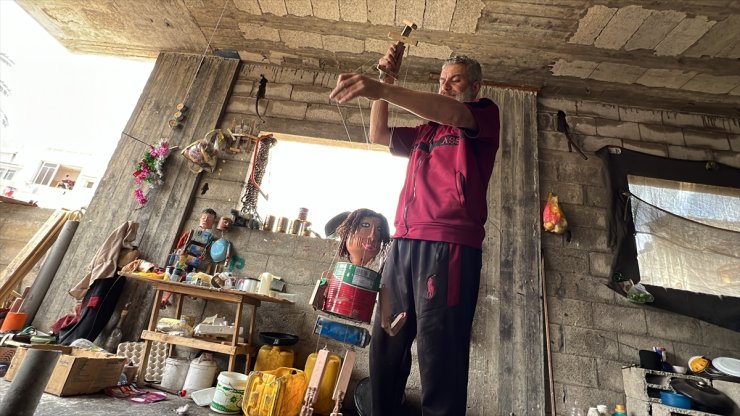 Filistinli kukla ustası, Gazze'de çocukları eğlendirmek için teneke kutulardan kukla yapıyor