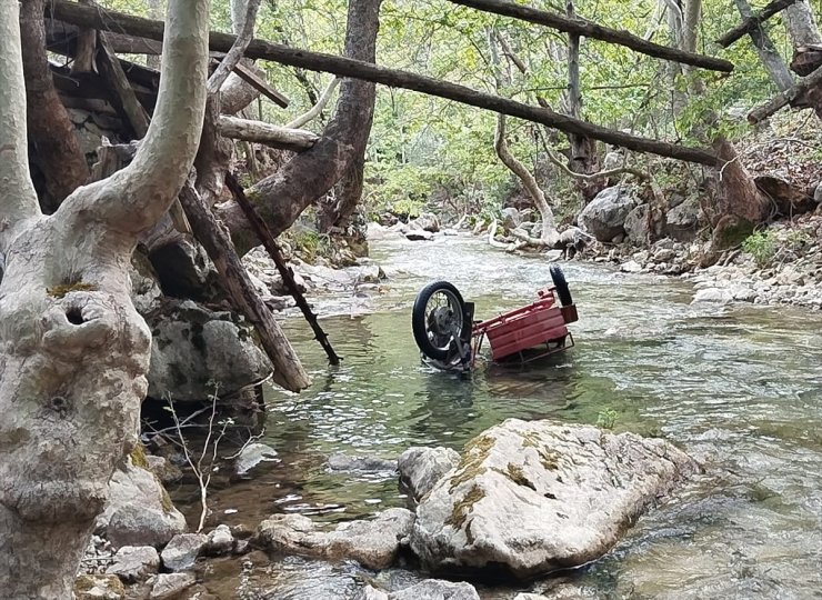 Adana'da dereye yuvarlanan motosikletin sürücüsü öldü, kızı yaralandı