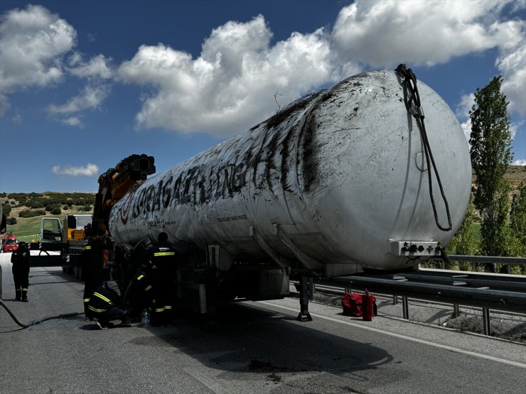 GÜNCELLEME 2 - Burdur'da devrilen LNG yüklü tanker yoldan kaldırıldı