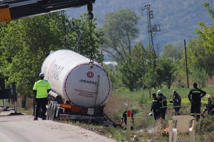 GÜNCELLEME - Burdur'da devrilen LNG yüklü tankerin yoldan kaldırılma çalışmaları sürüyor