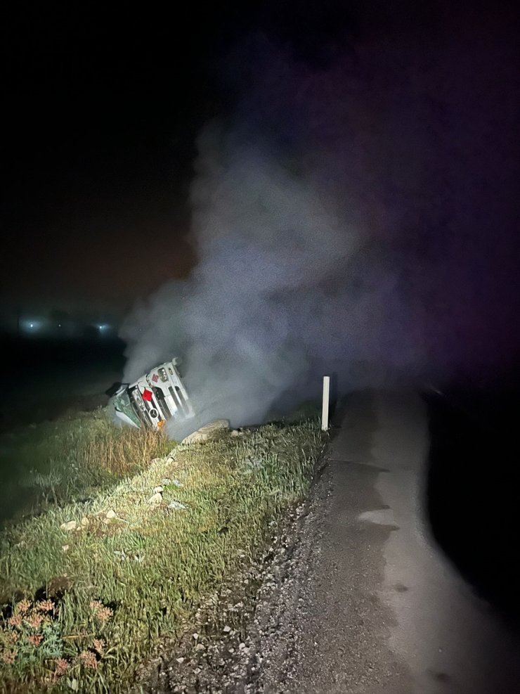 Burdur'da LPG yüklü tanker devrildi, yol ulaşıma kapatıldı