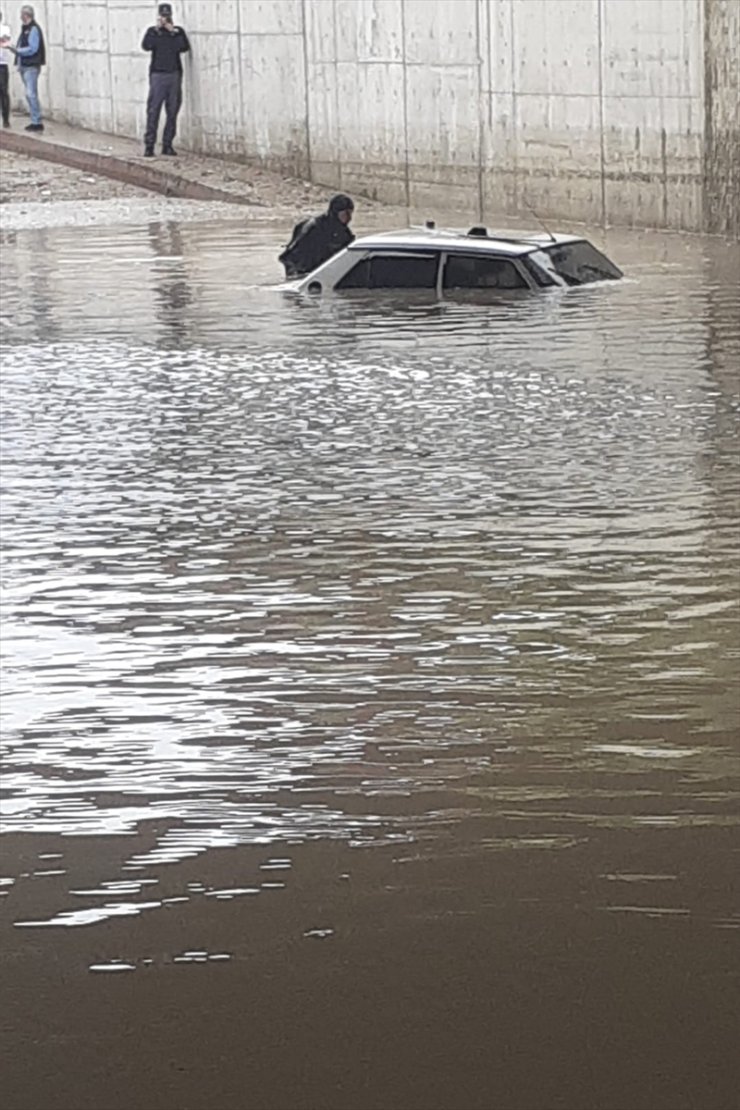 Elazığ'da sağanak hayatı olumsuz etkiledi