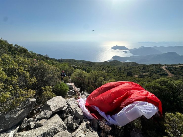 Fethiye'de kayalıklara düşen yamaç paraşütü pilotu yaralandı