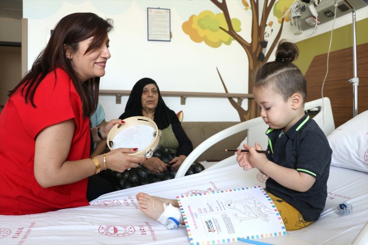 Öğretmenler hastanedeki çocuklara moral için masal anlatıyor