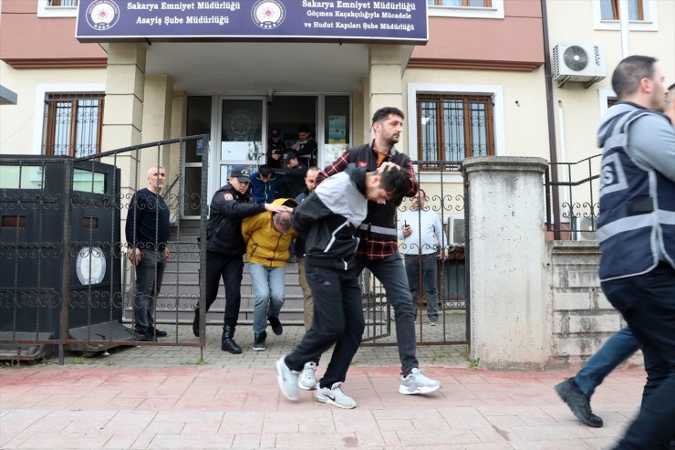 Sakarya'da yabancı uyruklu kişinin öldürülmesine ilişkin 8 zanlı adliyede