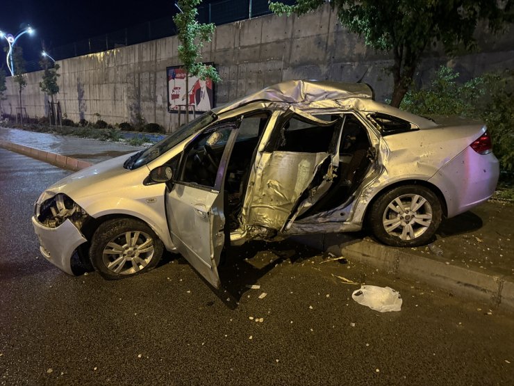 Yozgat'ta kaldırımdaki ağaçlara çarpan otomobilin sürücüsü yaralandı