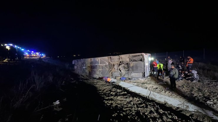 Aksaray'da yolcu otobüsünün devrilmesi sonucu 2 kişi öldü, 20 kişi yaralandı
