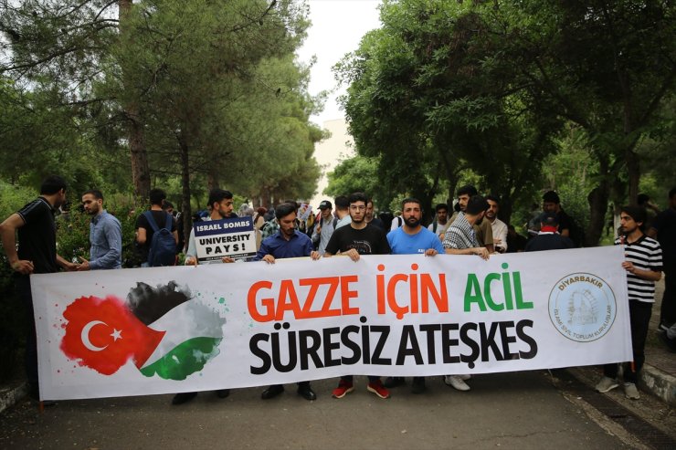 Dicle Üniversitesi öğrencileri ABD'deki Filistin eylemlerine oturma eylemi ile destek verdi