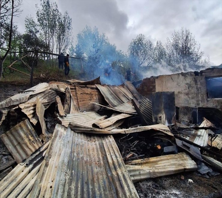 Erzincan'da köyde çıkan yangında bir ev, ahır ve samanlık yandı