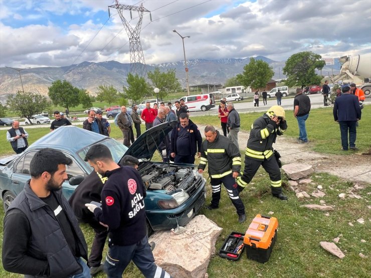 Erzincan'da takla atan otomobilde sıkışan sürücüyü itfaiye ekipleri kurtardı