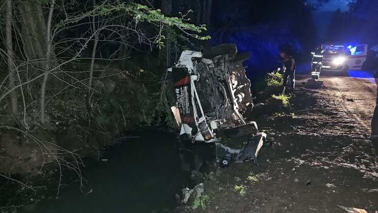 Erzincan'da tarım işçilerini taşıyan minibüs kanala devrildi, 6 kişi yaralandı