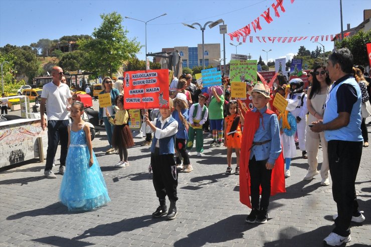 İzmir'de Kitap Takas Şenliği'ne katılan öğrenciler kortej yürüyüşü yaptı
