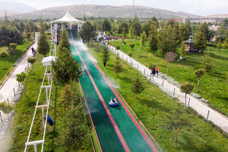 Konya'daki Meram Millet Bahçesi'nde "çim kızağı" heyecanı