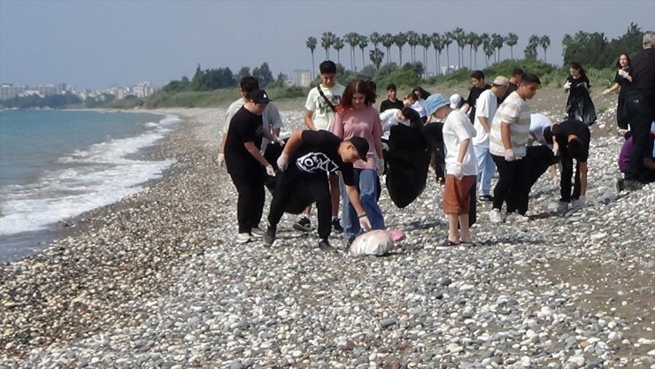 Mersin'de caretta carettaların geldiği kumsalda temizlik yapıldı