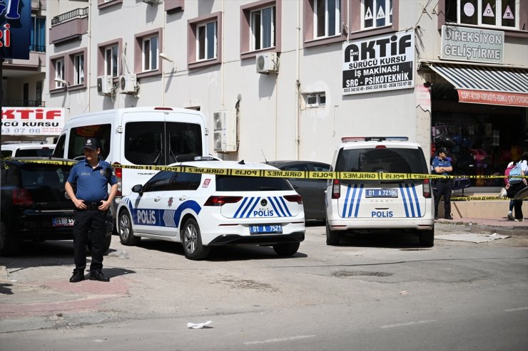 GÜNCELLEME - Adana'da iş yerine silahlı saldırı sırasında araçla yoldan geçen kadın öldü