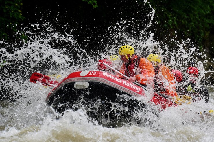 Adrenalin tutkunları Melen Çayı'nda rafting yaptı