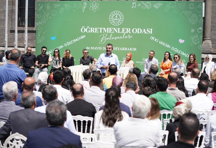 Bakan Tekin, Diyarbakır'da "Öğretmenler Odası Buluşmaları"na katıldı