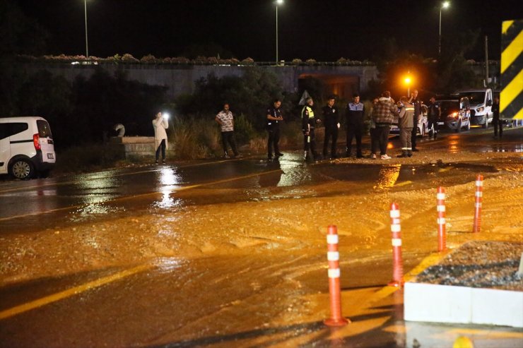 Bodrum'da içme suyu hattında patlama oldu, kara yolu trafiğe kapatıldı