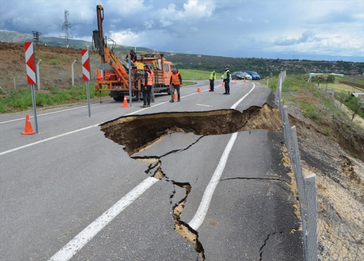 Çorum'da, Dodurga-İskilip kara yolunda heyelan nedeniyle ikinci kez çukur oluştu