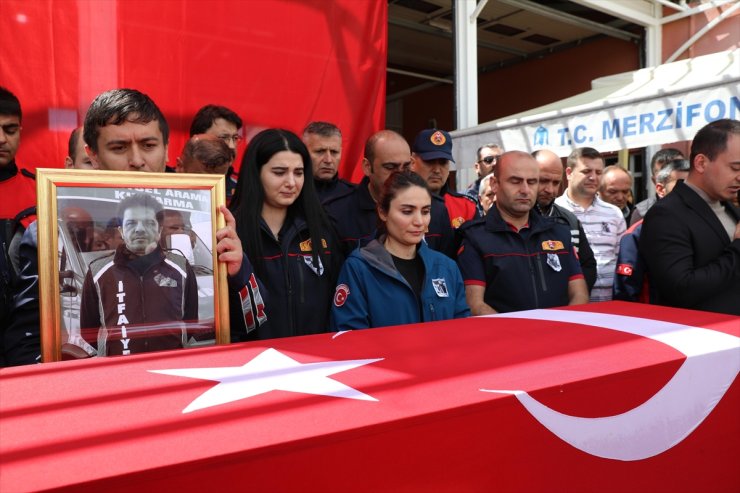 Enkazdan çıkarılan yaşlı adama kendi botunu giydiren itfaiye eri Aydın son yolculuğuna uğurlandı