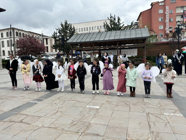 Erzurum'da çocuklar, sağlıkçıların Gazze için "sessiz yürüyüş"ünü destekledi