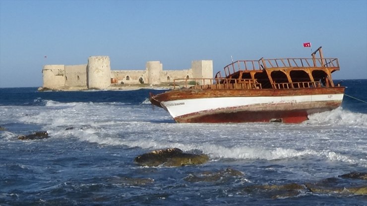 Mersin'de kuvvetli rüzgar nedeniyle sürüklenen yolcu teknesi karaya oturdu