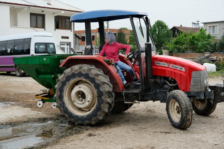 Sakaryalı genç kadın hem hayvancılık hem dolmuş şoförlüğü yapıyor