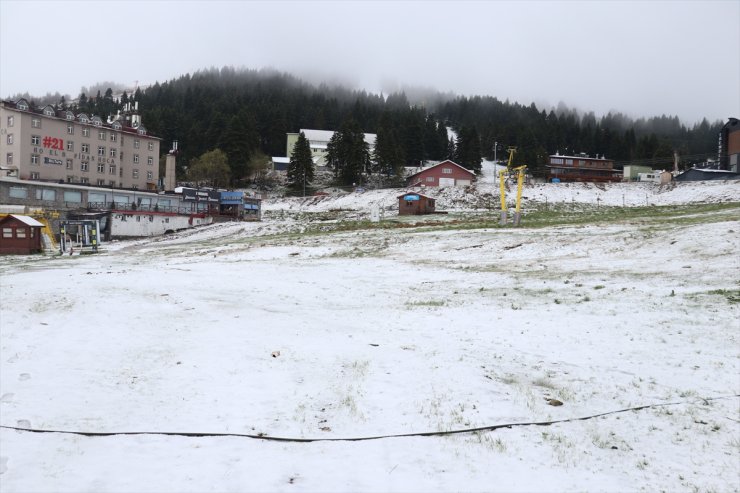 Sezonu martta kapatan Uludağ'da mayısta kar sürprizi