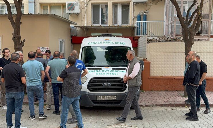 Adana'da yoldan araçla geçerken silahlı saldırıda ölen kadının cenazesi defnedildi