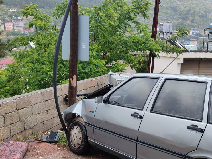 Hatay'da bahçe duvarına çarpan otomobilin sürücüsü yaralandı