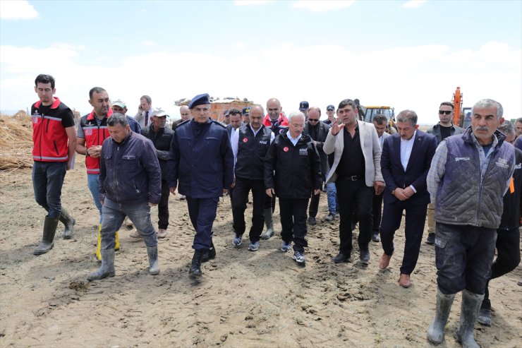 Aksaray Valisi Kumbuzoğlu, sağanağın etkili olduğu bölgede incelemelerde bulundu