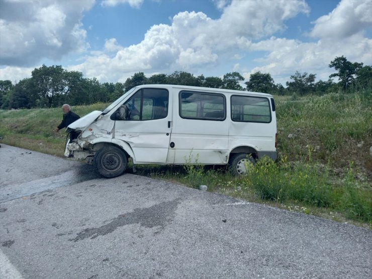 Balıkesir'de otomobille minibüsün çarpışması sonucu 4 kişi yaralandı